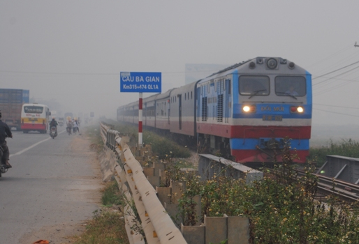 Khoi rom ra mit mu, oto tau hoa bat den giua ban ngay hinh anh