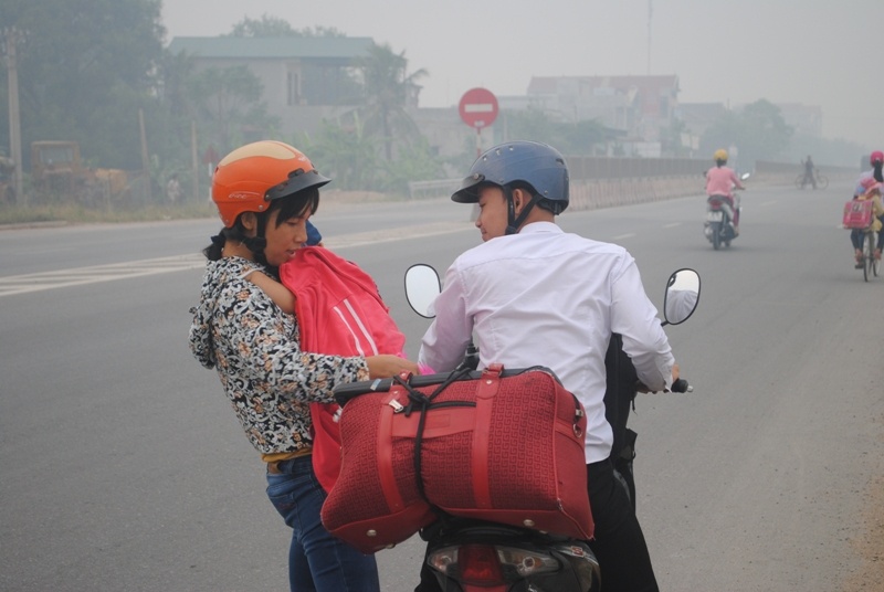 Dù cố gắng vượt qua đoạn đường khói bụi, vợ chồng anh Hùng vẫn phải dừng xe để chăm sóc đứa con nhỏ có biểu hiện ngạt khí, suy hô hấp. Theo nghiên cứu, hít khói bụi sẽ gây tổn thương phá hủy bộ máy hô hấp. Trước hết là mũi họng, thanh quản bị viêm thường xuyên. “Việc đốt rơm rạ gây khói bụi như thế này đã diễn ra từ nhiều năm nay nhưng không thấy nhà chức trách kiểm tra, dẹp bỏ. Việc hít khói bụi như thế này sẽ dễ mắc bệnh phổi, viêm phế quản và thậm chí ung thư phổi”, anh Hùng phân tích.