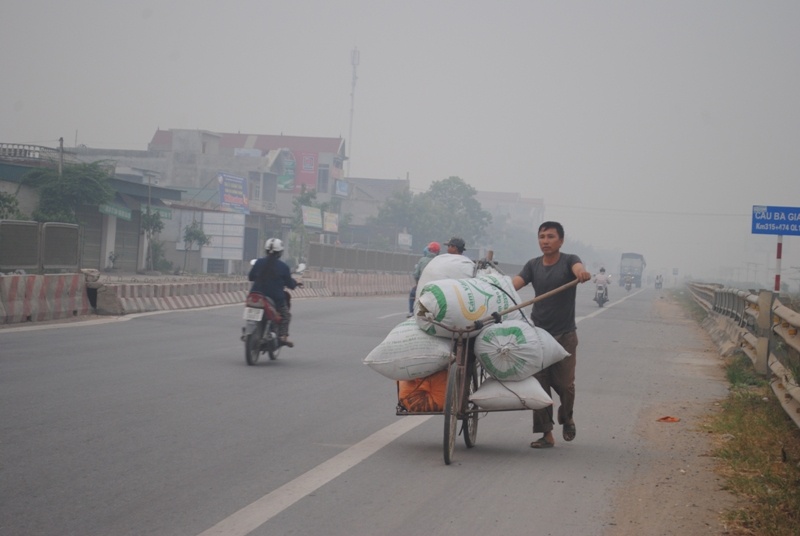 Quốc lộ 1A mở rộng được thiết kế giải phân cách ở giữa, tuy nhiên, bất chấp khói bụi che khuất tầm nhìn, nhiều người dân vẫn cố tình chạy, thồ hàng ngược chiều, điều này tiềm ẩn nguy cơ mất an toàn giao thông.