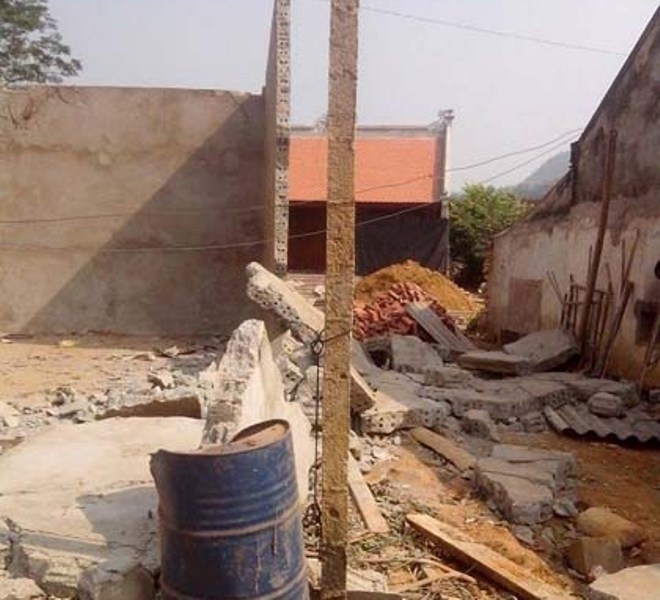 Hiện trường đoạn tường còn sót lại sau khi sập xuống đè chết hai nạn nhân.