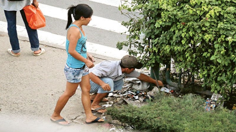 Đơn giản bởi thủ đoạn cất giấu của họ hết sức tinh vi. Ví dụ, ma túy được phân nhỏ và giấu ở hai bên hàng cây xanh trồng dọc dải phân cách. Hoặc họ chia thành những tép nhỏ giấu trong điện thoại, giấu trong “chỗ kín”...