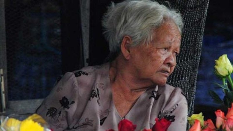 Một bà lão bán hoa ở Nha Trang