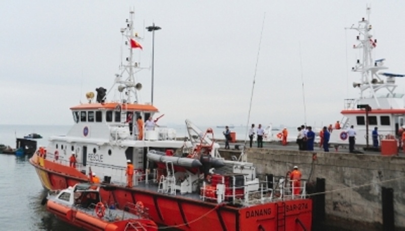 Cuu kip thoi tau ca va bay ngu dan bi nan tren bien hinh anh