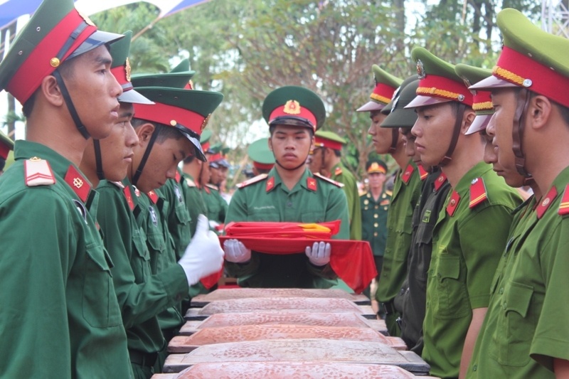 Truy dieu 36 liet si duoc tim thay tai ho chon tap the hinh anh