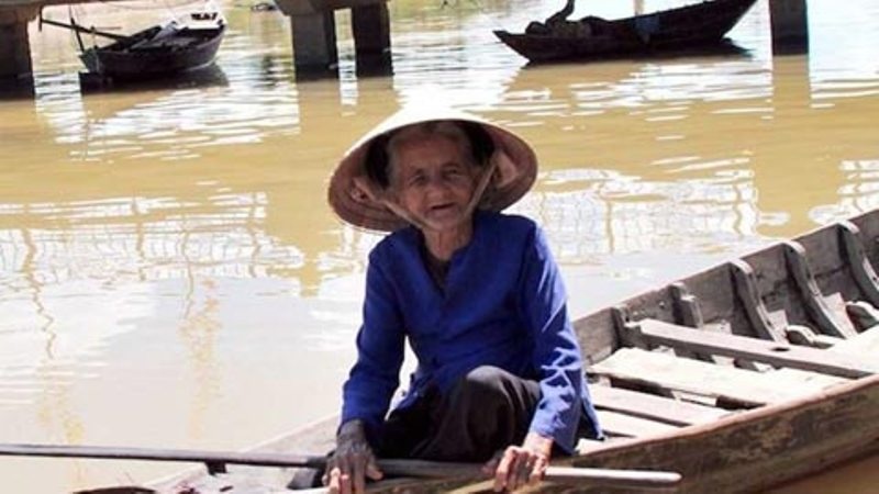 Một bà cụ ở Hội An