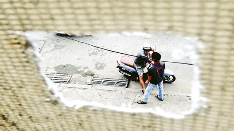 Người dân quanh khu vực bến xe An Sương, theo chiều dài khoảng 1,5km từ chân cầu vượt An Sương đến ngã tư Trung Chánh (Q.12), đang phải sống thấp thỏm, lo sợ, hoang mang trong lòng “ổ” ma túy hoạt động thâu đêm suốt sáng.