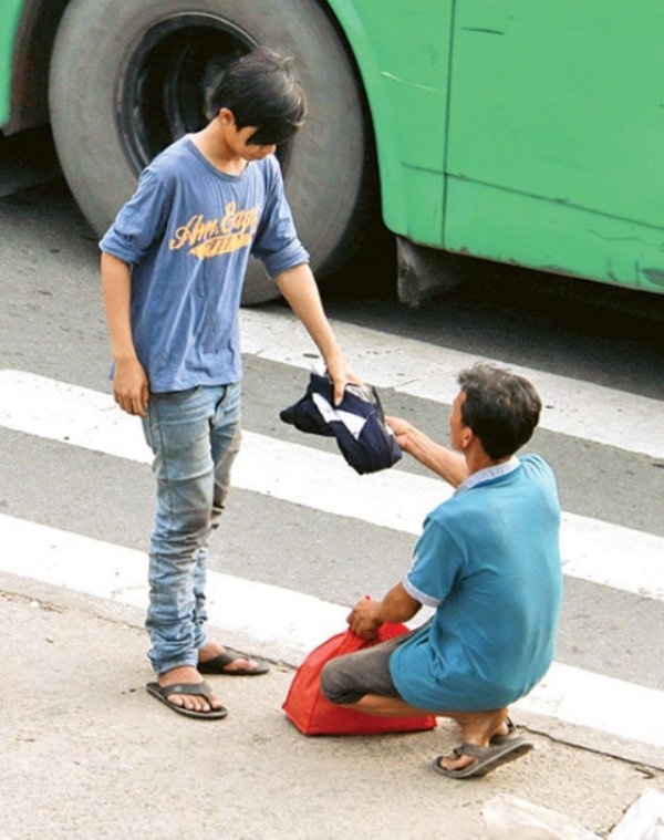 Các đối tượng thường xuyên đeo balô, giỏ xách giống người lao động đứng xung quanh khu vực bến xe và các trung tâm giới thiệu việc làm để hành nghề.