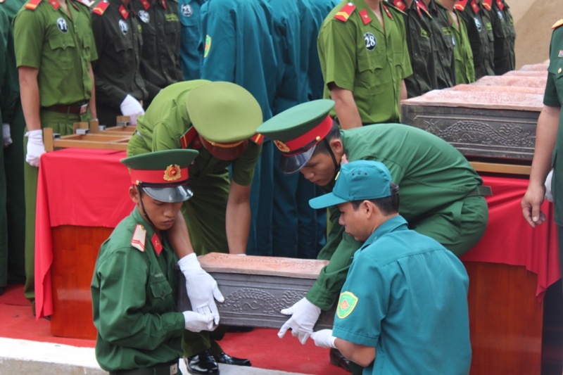  Đưa di cốt liệt sỹ xuống phần mộ  