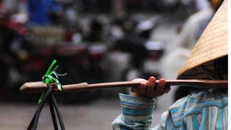 Một phụ nữ bán rong ở Hà Nội