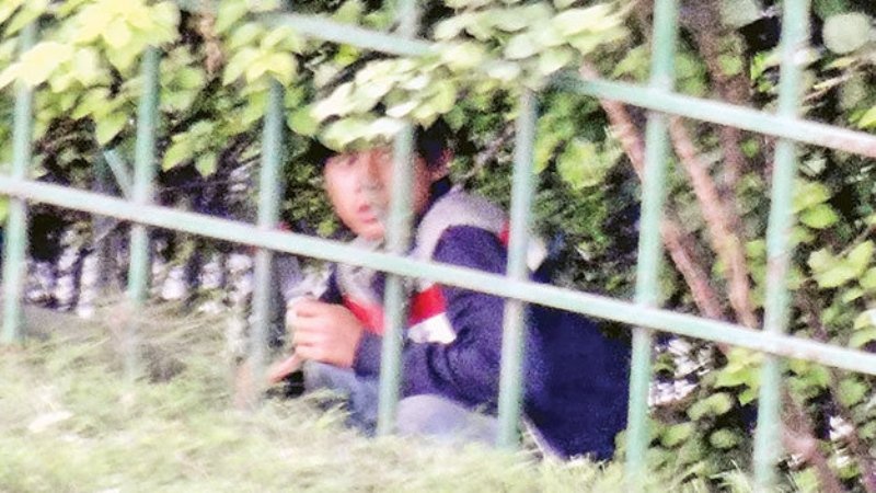 Trong lúc thực hiện phóng sự, chúng tôi cũng gặp tổ tuần tra kiểm tra một đối tượng nhẵn mặt ở đây mà chúng tôi theo dõi rất kỹ những ngày trước đó.