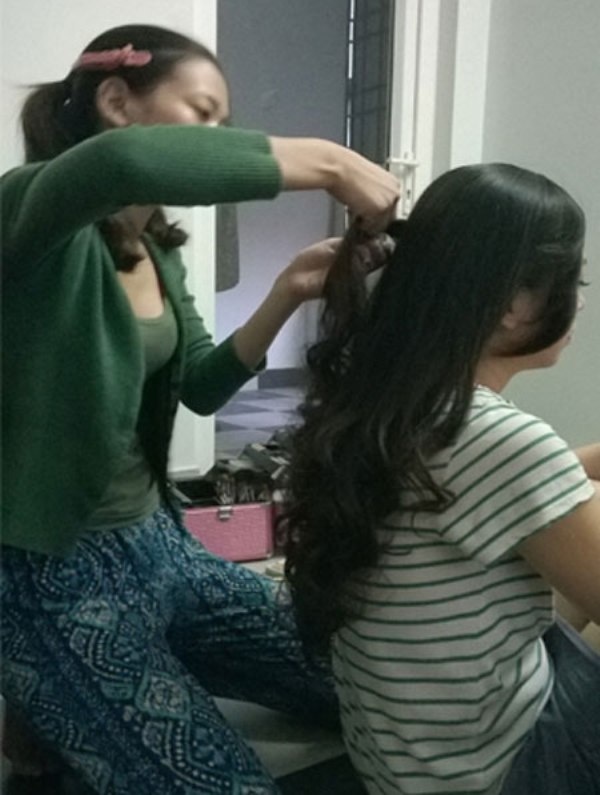 Da mặt “được” đắp, bôi đủ loại kem, phấn; tóc được tạo đủ các kiểu, nhuộm đủ các loại màu… 