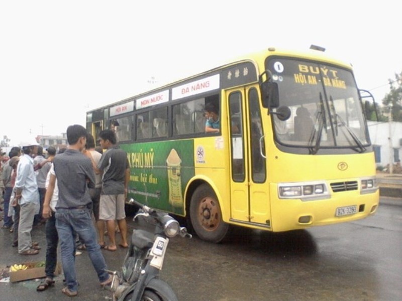 Va cham voi xe buyt, nguoi dan chan duong doi xu tai xe hinh anh