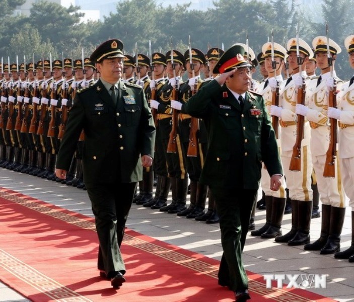 Bộ trưởng Quốc phòng Trung Quốc Thường Vạn Toàn (trái) và Bộ trưởng Quốc phòng Việt Nam Phùng Quang Thanh (phải) duyệt đội danh dự tại lễ đón ở Bắc Kinh. (Nguồn: THX/TTXVN)