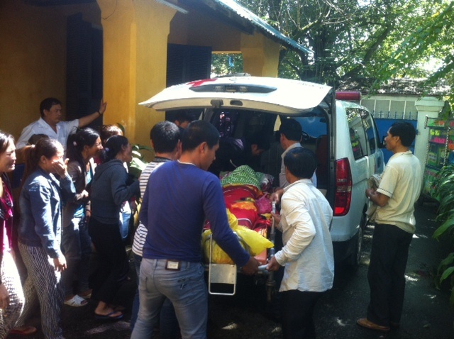 Bac si tu choi cap cuu vi nan nhan bi thuong qua nang hinh anh