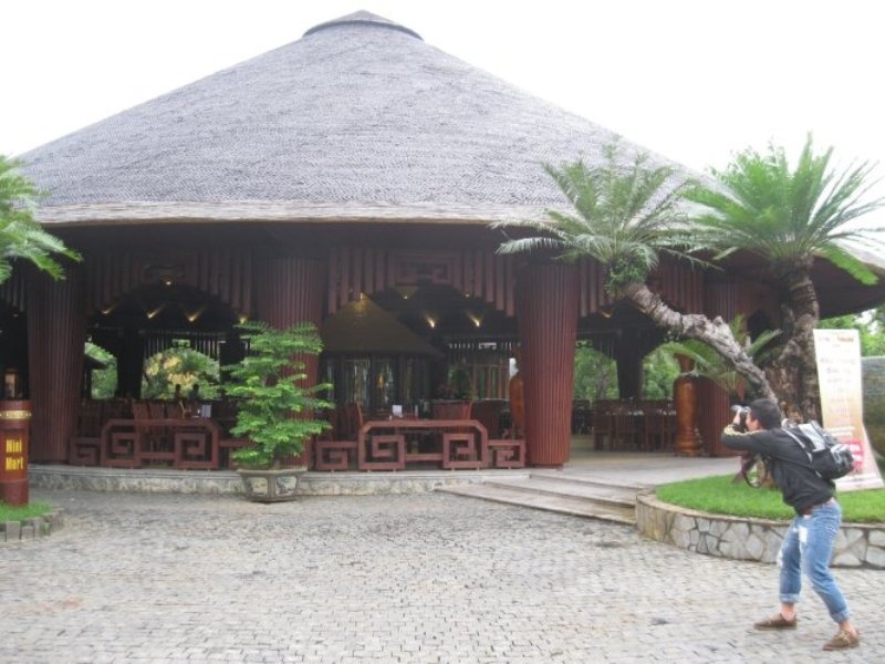 Du khách ghi lại hình ảnh ngôi nhà sinh thái mang hình dáng của chiếc nón có mái lợp bằng gáo dừa - Ảnh: Thanh Ba