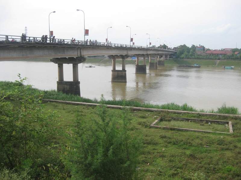 Nguoi me tre om con gai 2 tuoi nhay cau tu tu o Thanh Hoa hinh anh