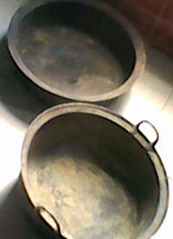 Theo quan sát, bộ đồ kim loại này làm bằng chất liệu đồng thau, còn khá nguyên vẹn. 