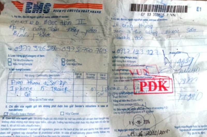 Theo phản ánh từ phía anh Hòa và Cường, hiện trạng bề ngoài gói bưu kiện không có điều bất thường. 