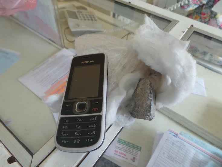 Không chỉ chiếc iPhone 5 bị đổi thành Nokya rẻ tiền, bên trong gói bưu kiện còn chứa 2 cục đá.