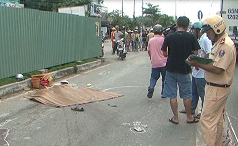 San phu bi xe can rot thai nhi dang den benh vien de sinh hinh anh