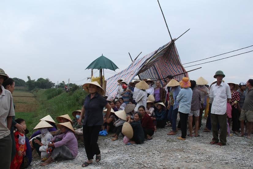 Uy ban xa te liet vi dan bao vay phan doi trai lon 5.000 con hinh anh