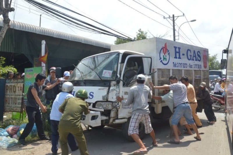 Xe tai cho gas gap nan, nguoi dan nhao nhao bo chay hinh anh