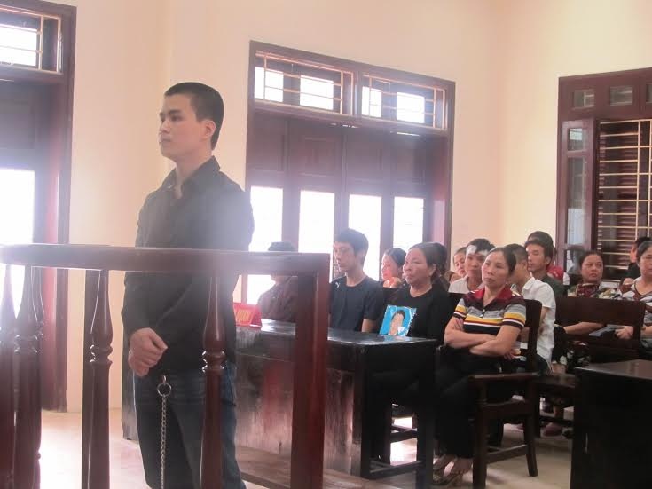 Nam thanh nien thiet mang khi di danh ghen cung ban hinh anh