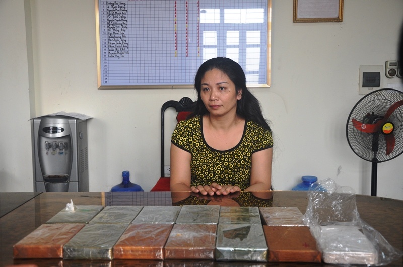 Giau 8 banh heroin duoi goc nghe hinh anh
