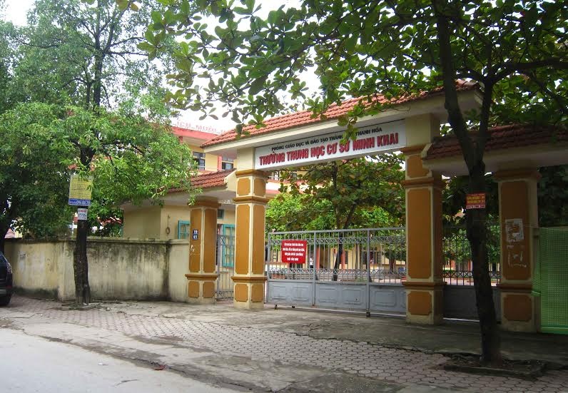 Nam sinh 13 tuoi dam thung bung ban cung lop hinh anh