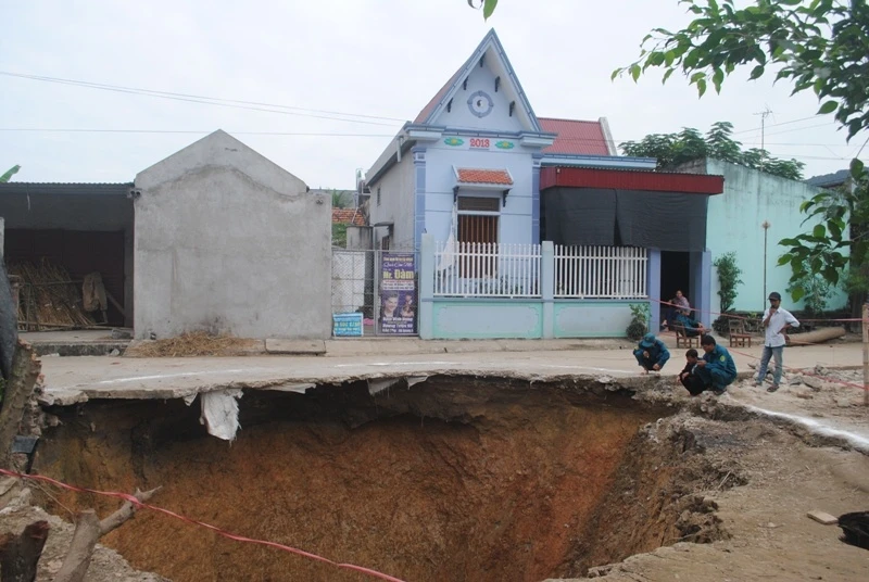 Hiện trường hố tử thần chiều ngày 3/11. Ảnh: Duy Cảnh.