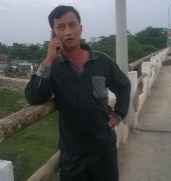 Tài xế thẫn thờ gọi điện cho đồng nghiệp kể lại sự cố hi hữu và nhờ trợ giúp.