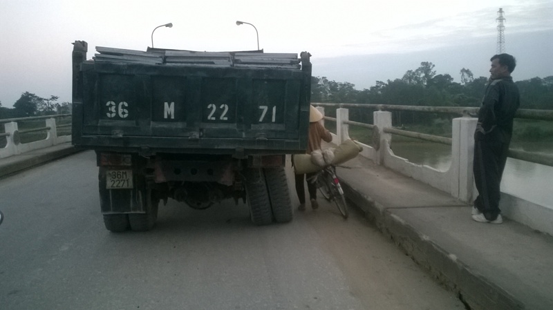 Xe tai gay truc khi dang chay hinh anh