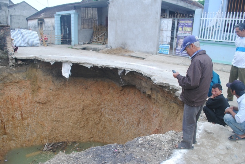 Thanh Hoa lap 'ho tu than' bang dat set va da thai hinh anh