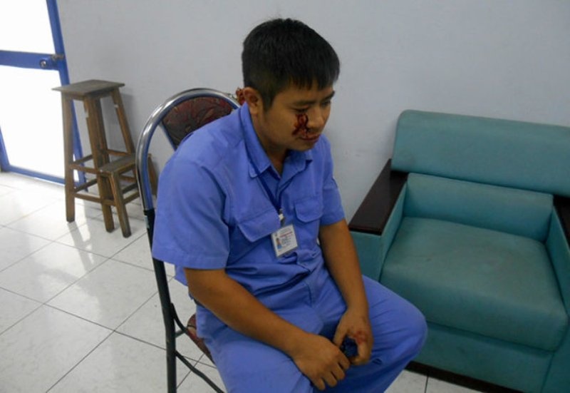 Dang kiem vien bi danh khi lam nhiem vu hinh anh