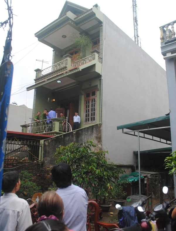 Tầng 2, tầng 3 ngôi nhà xảy ra vụ việc được cảnh sát phong tỏa để phục vụ điều tra. Ảnh: Duy Cảnh.