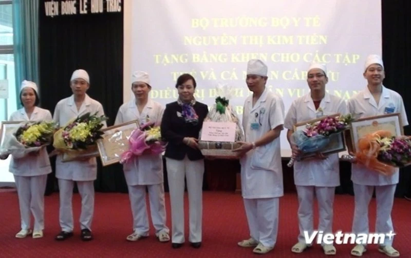 Đội ngũ y bác sỹ tại Viện bỏng Quốc gia nhận bằng khen của Bộ Y tế vì những nỗ lực cứu chữa người bệnh. (Ảnh: T.G/Vietnam+)