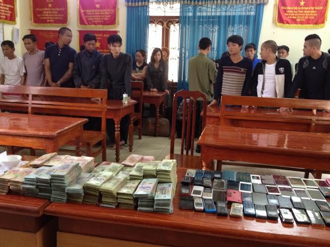 52 con bạc cùng tang vật hơn <abbr class=