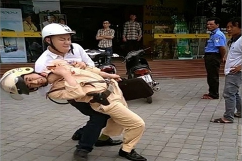 Dam chay mau mui CSGT khi bi xu phat hinh anh