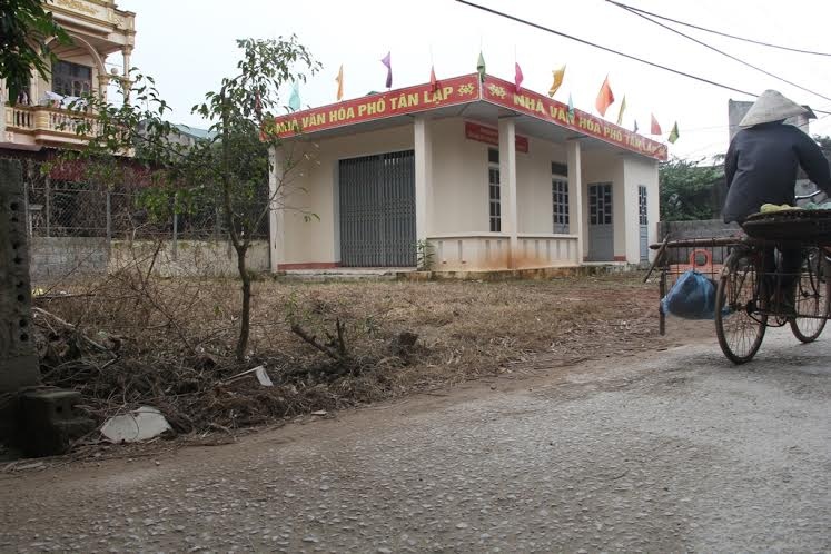 Hiện trường tìm thấy chiếc điện thoại nghi hung thủ bỏ lại.