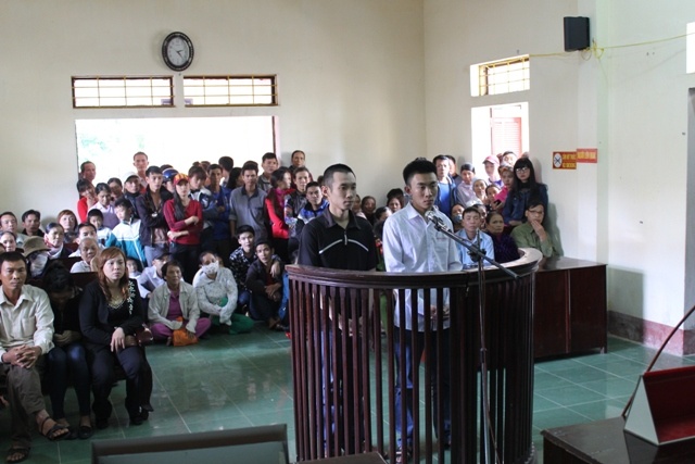 Các bị cáo đứng trước vành móng ngựa. Ảnh: Duy Cảnh