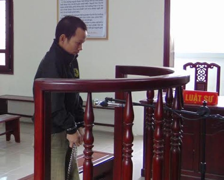 Bị cáo Hòa đứng trước vành móng ngựa nhận tội.