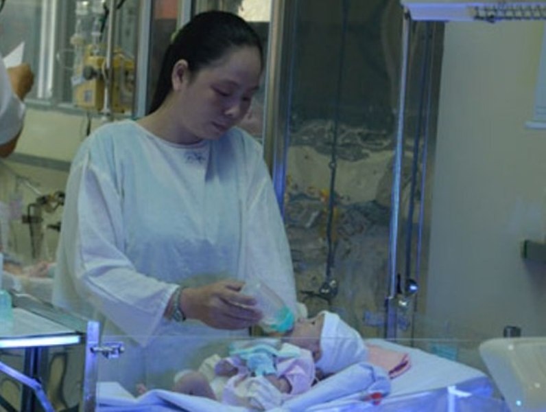 Em be vang ra tu bung me chuan bi xuat vien hinh anh