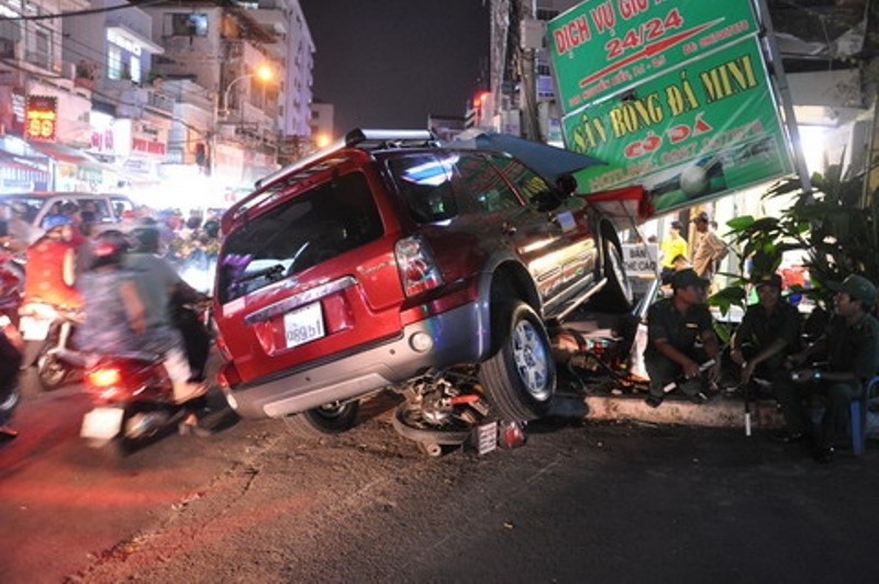 Xe du lich ‘dai nao’ via he, 4 nguoi bi thuong hinh anh