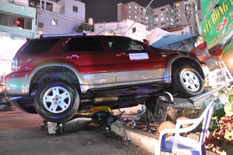 Xế hộp điên cuốn nhiều xe máy vào gầm.