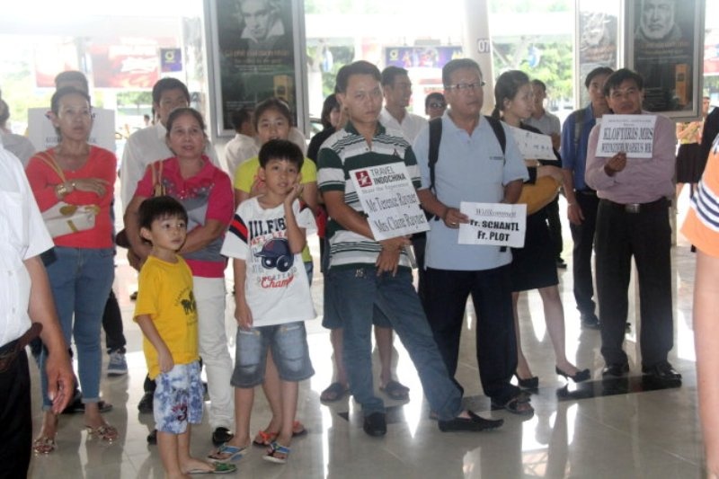 Nhiều người nhà hành khách, tập trung đông khu vực cửa đến ga quốc nội chờ người thân bị trễ chuyến - Ảnh: Quang Khải