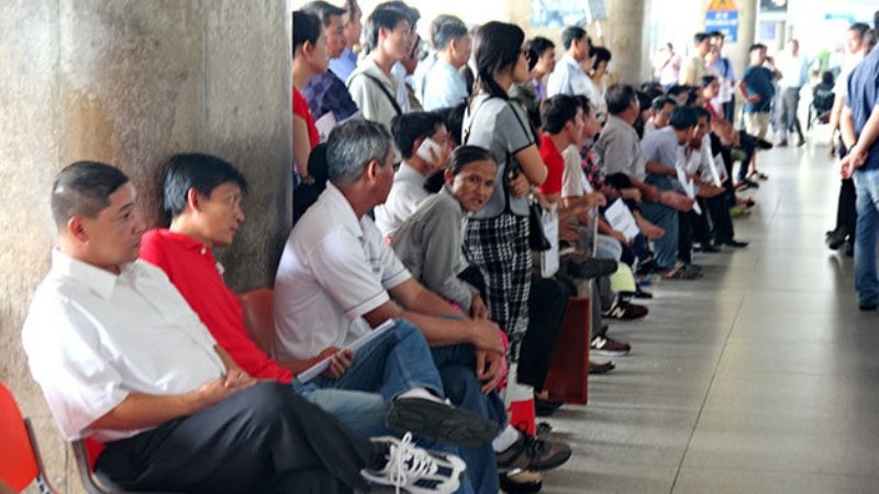 Nhiều người mệt mỏi ngồi chờ người nhà