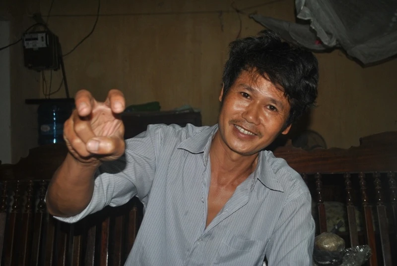 Thầy giáo Cầu thuật lại động tác vây bắt các loài rắn độc.