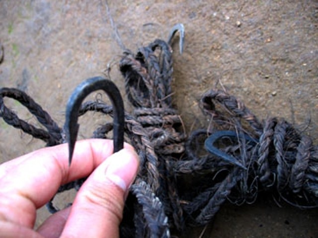 Thue tho lan dung moc cau tim nam sinh bi song bien cuon hinh anh