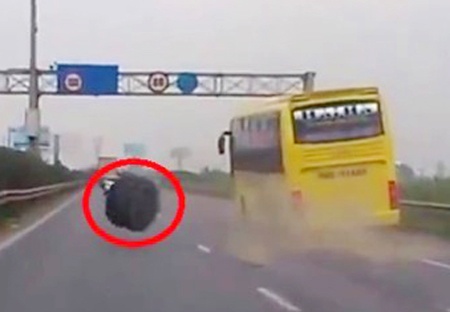 Xe giuong nam chay 80km/h truoc khi bi vang banh hinh anh