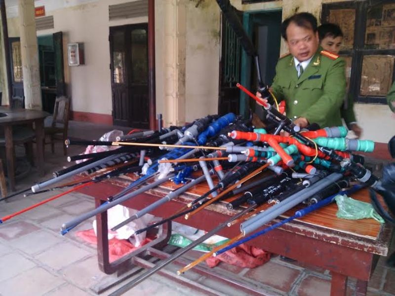 Số súng tự chế bị thu giữ.